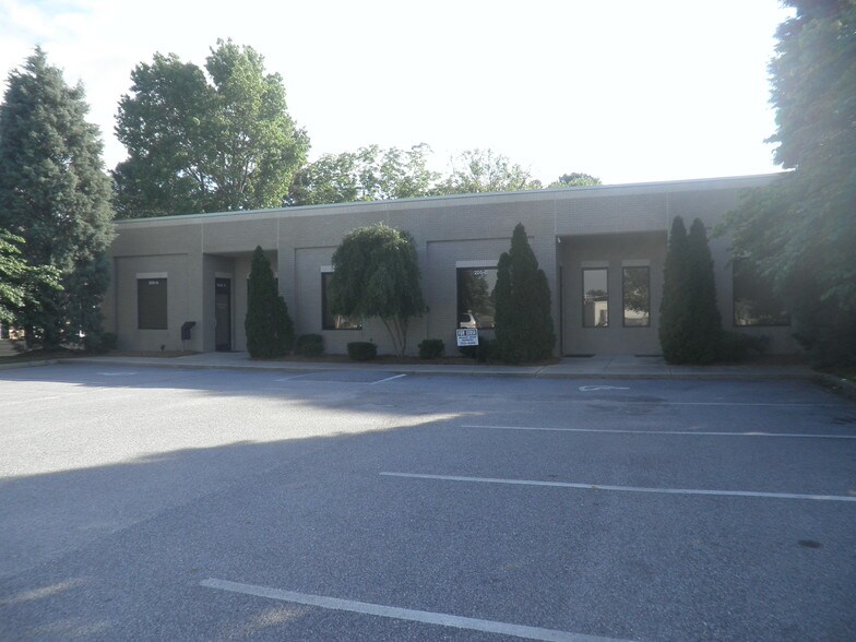 205 Plaza Dr, Greenville, NC à louer - Photo principale – Image 1 sur 1