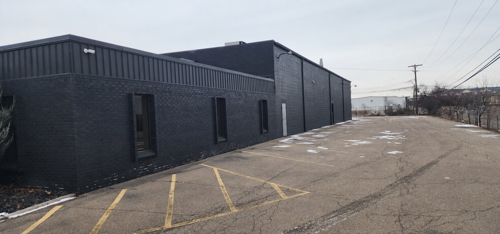 2468-2470 Industrial Row Dr, Troy, MI à louer - Photo de l’immeuble – Image 3 sur 27