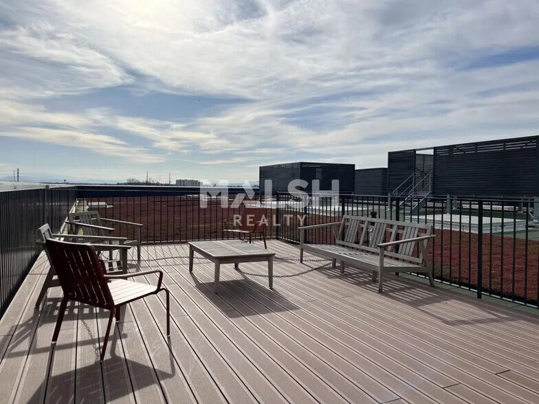 Local d’activités dans Saint-Priest à louer - Photo de l’immeuble – Image 2 sur 36