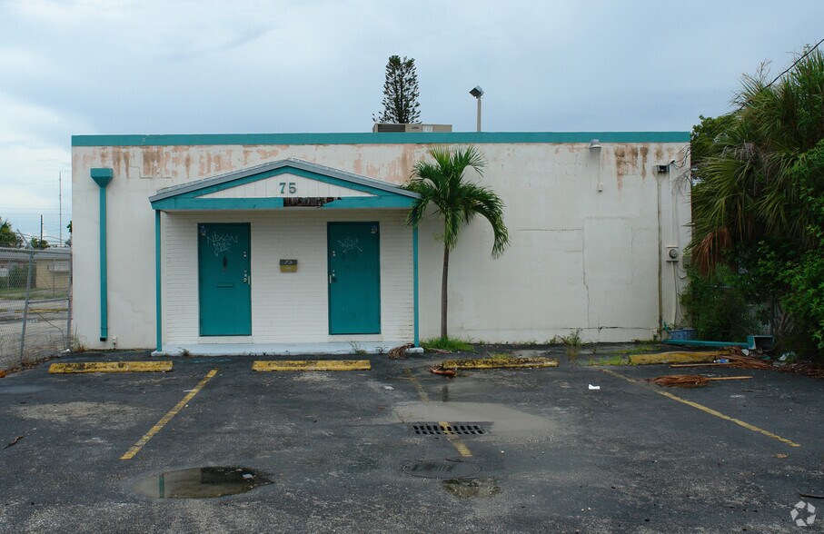 75 NE 183rd St, Miami, FL à vendre - Photo de l’immeuble – Image 2 sur 7