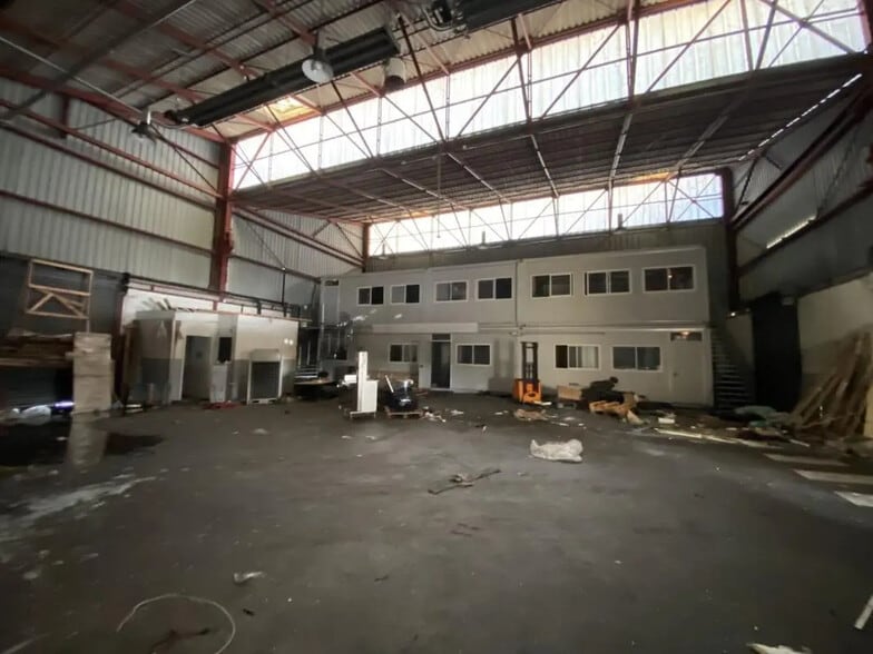 Industriel/Logistique dans Saint-Étienne-du-Rouvray à louer - Photo de l’immeuble – Image 2 sur 4