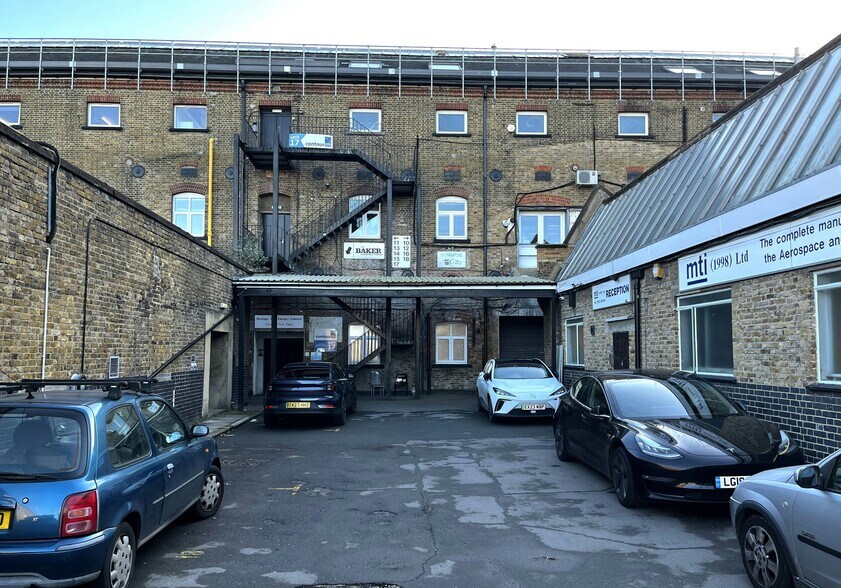 Sandown Rd, Watford à louer - Photo de l’immeuble – Image 2 sur 27