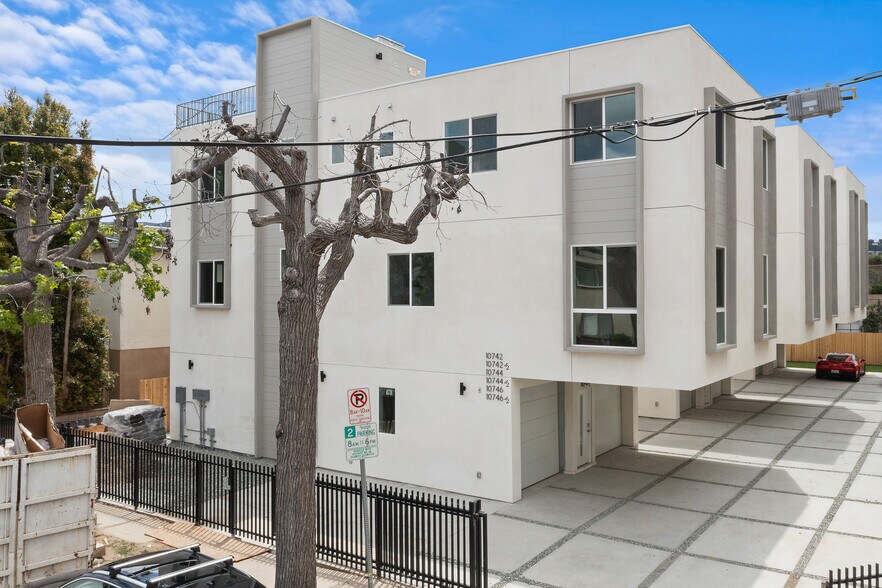 10742 Hortense St, North Hollywood, CA à vendre - Photo de l’immeuble – Image 2 sur 52