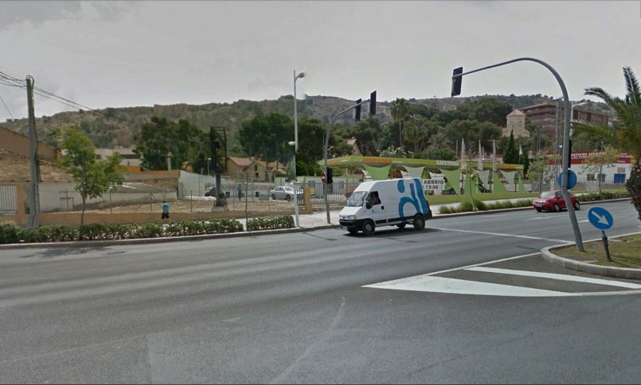Terrain dans Alicante, Alicante à louer Photo de l’immeuble– Image 1 sur 5