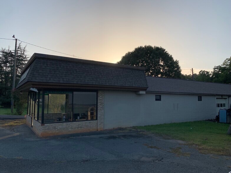 8611 Fairview Rd, Charlotte, NC à louer - Photo de l’immeuble – Image 3 sur 5