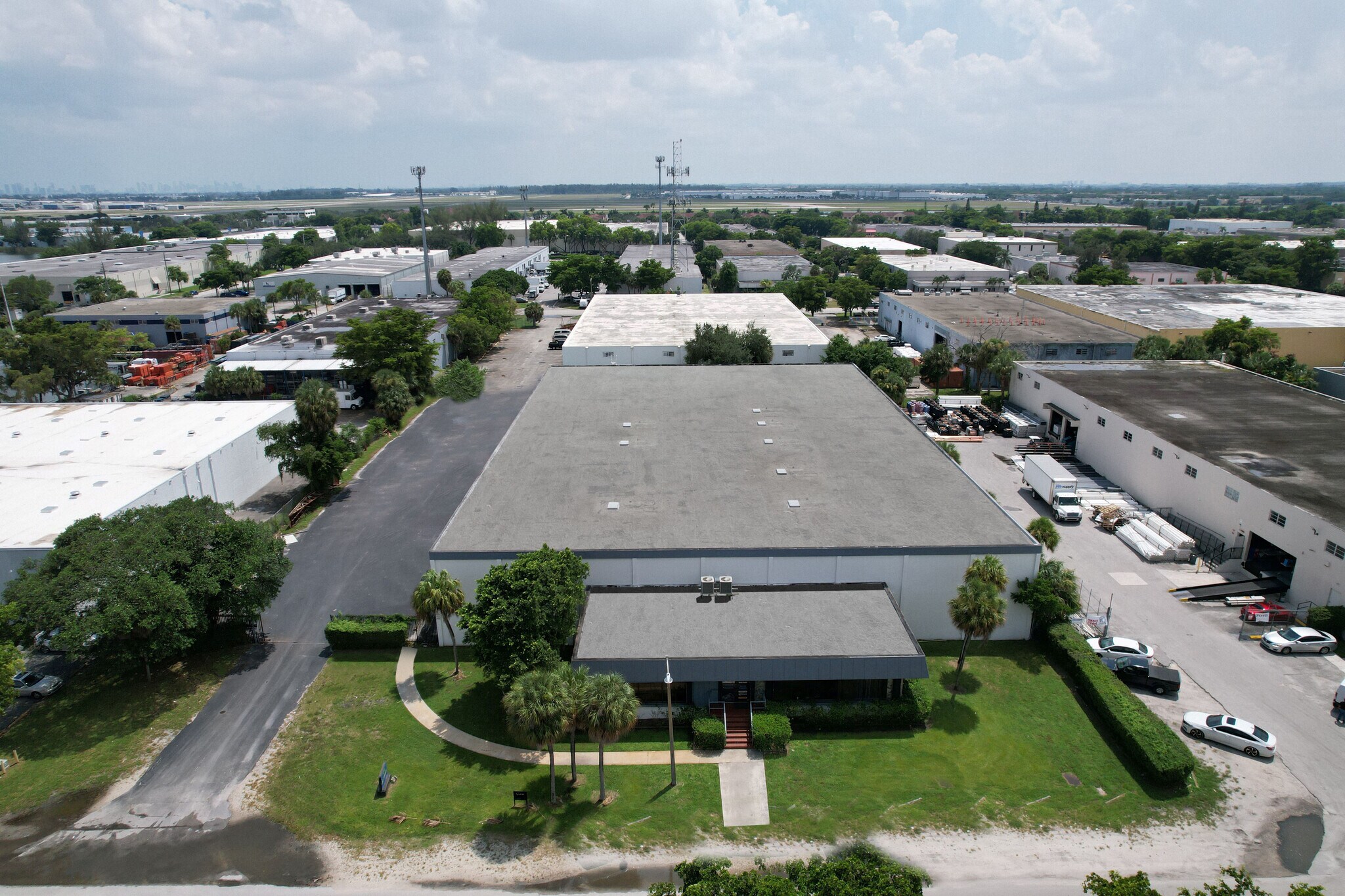 5280 NW 165th St, Hialeah, FL à louer Photo de l’immeuble– Image 1 sur 12