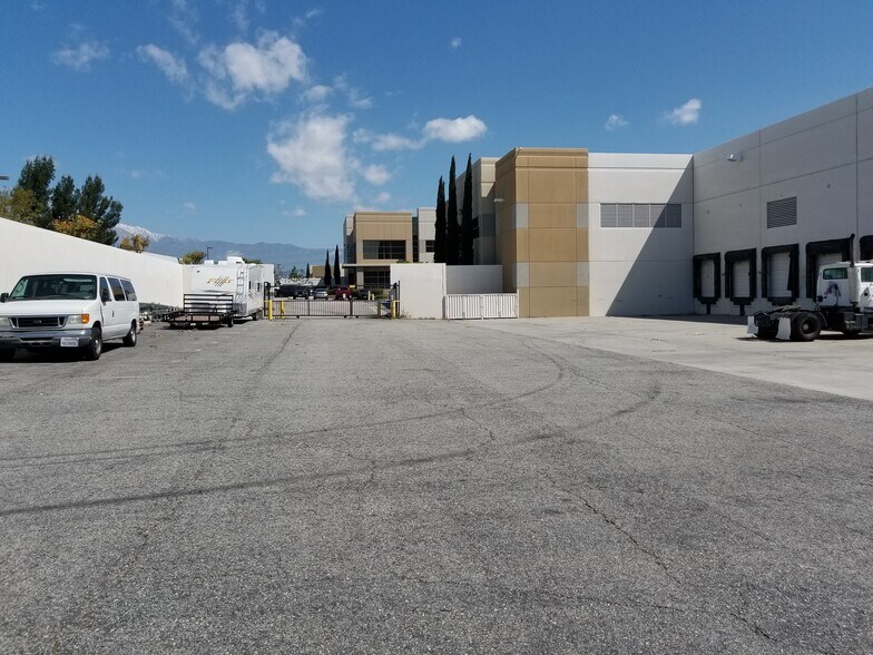 13500 Marlay Ave, Fontana, CA à louer - Photo de l’immeuble – Image 3 sur 32