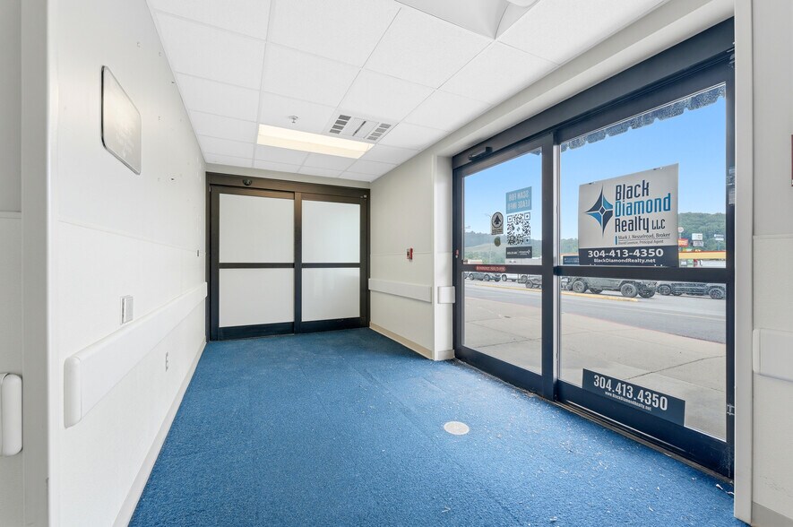 378 Market Place Mall, Weston, WV à louer - Photo de l’immeuble – Image 3 sur 14