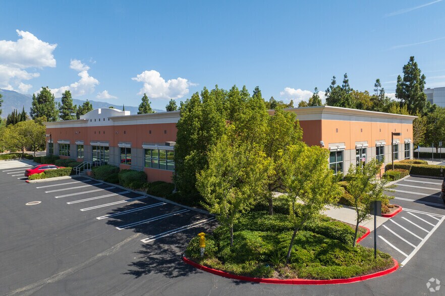 Airport Corp Centre III/9568, 9616, 9674 portefeuille de 3 biens à vendre sur LoopNet.fr - Photo principale – Image 2 sur 3