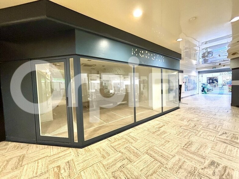 Local commercial dans Compiègne à louer - Hall d’entrée – Image 3 sur 5