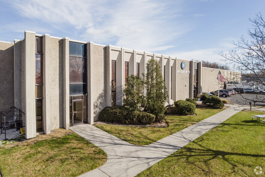 137-141 W Commercial Ave, Moonachie, NJ à louer - Photo de l’immeuble – Image 2 sur 10