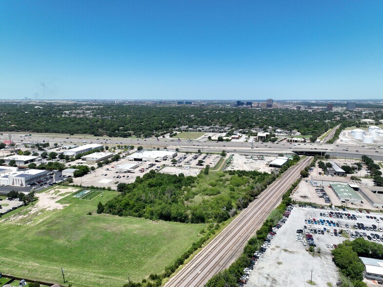 410 E Airport Fwy, Irving, TX à vendre - Photo de l’immeuble – Image 3 sur 8