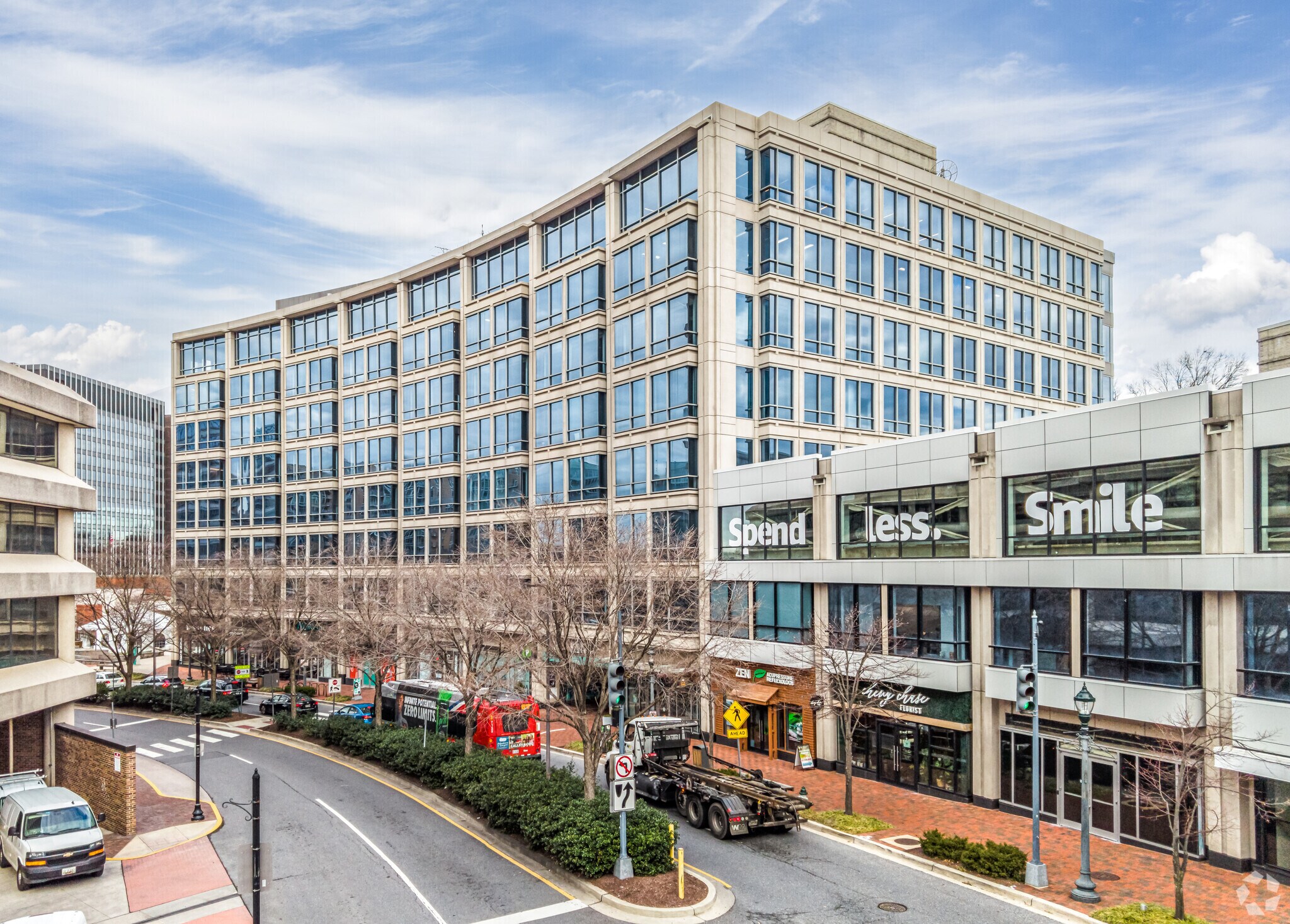 5425-5481 Wisconsin Ave, Chevy Chase, MD à louer Photo principale– Image 1 sur 16
