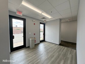 825 N Cass Ave, Westmont, IL à louer Photo intérieure– Image 2 sur 12