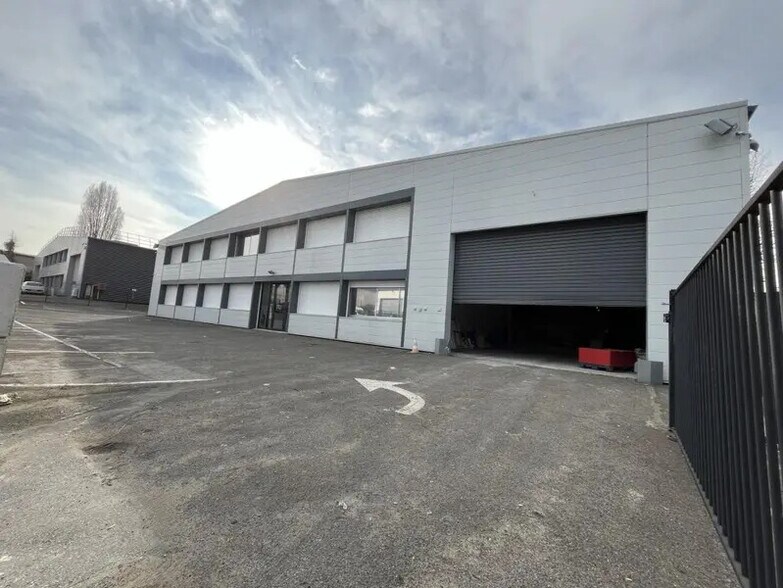 8 Rue Du Docteur Jean Charcot, Morangis à louer - Photo de l’immeuble – Image 1 sur 8