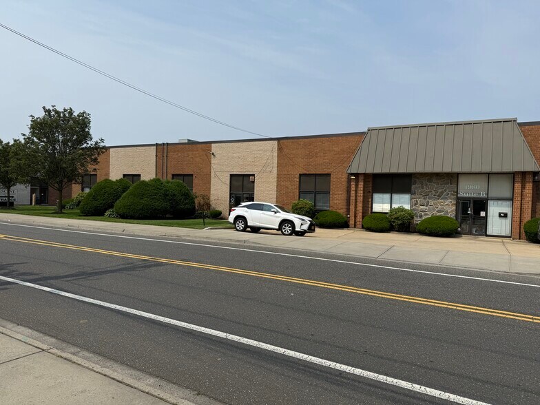 1980 New Hwy, Farmingdale, NY à louer - Photo de l’immeuble – Image 3 sur 4