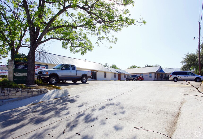 843 Sidney Baker St, Kerrville, TX à louer - Photo principale – Image 1 sur 3