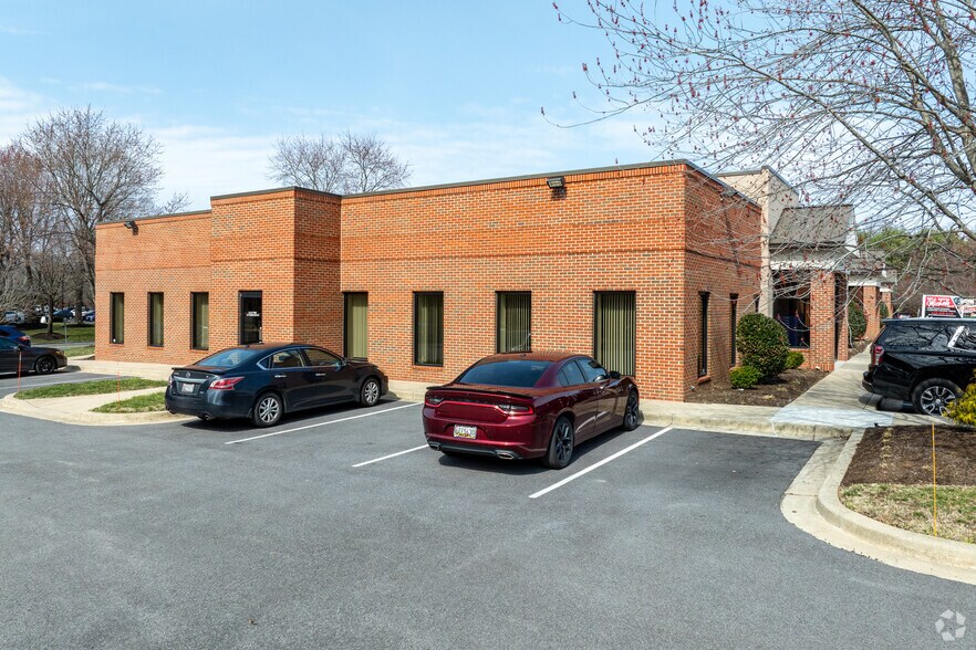 2130 Priest Bridge Dr, Crofton, MD à louer - Photo de l’immeuble – Image 2 sur 4