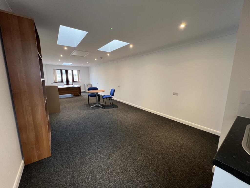 147 Wareham Rd, Corfe Mullen, DOR BH21 3LA - Lot 8 - - Photo intérieure - Image 2 of 9