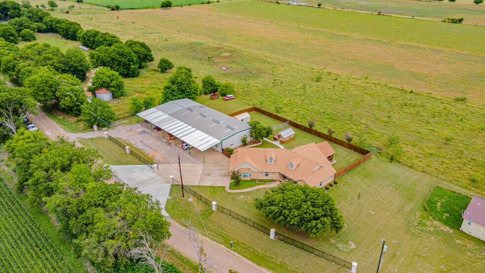 414 County Road 437, Eddy, TX à vendre - Photo de l’immeuble – Image 3 sur 58