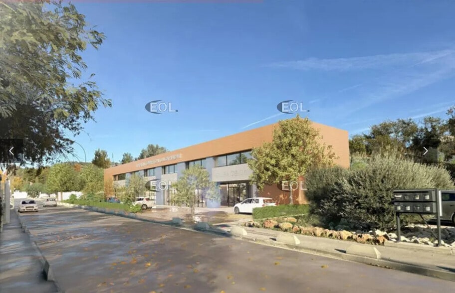 Local d’activités dans Roquevaire à louer - Photo de l’immeuble – Image 3 sur 7