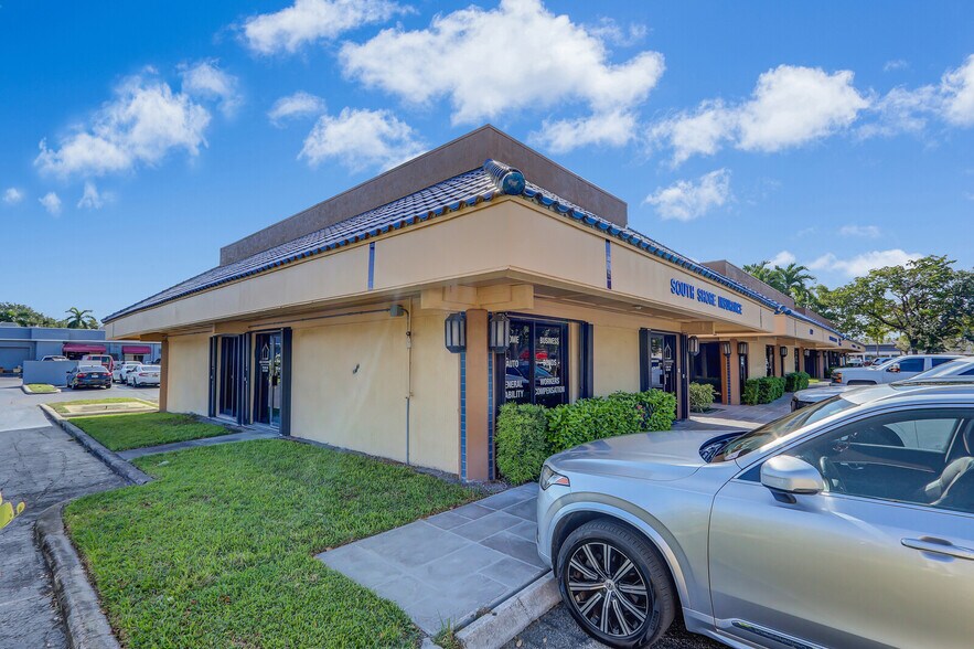 955 SE Central Pky, Stuart, FL à louer - Photo de l’immeuble – Image 3 sur 20