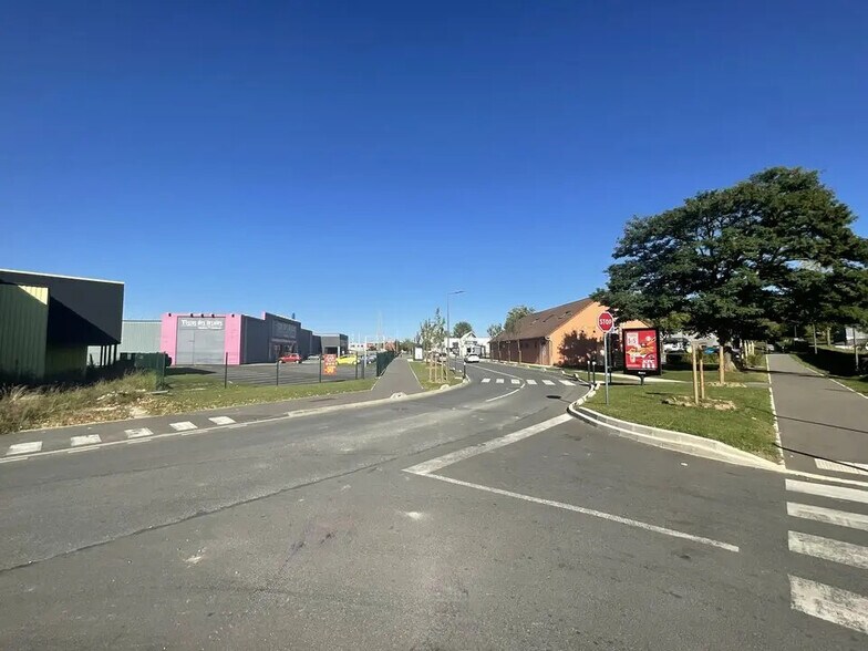 Local commercial dans Saint-Thibault-des-Vignes à vendre - Photo de l’immeuble – Image 2 sur 5