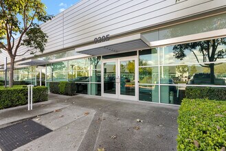 9297-9311 Research Dr, Irvine, CA à louer Photo de l’immeuble– Image 1 sur 14