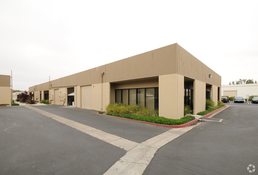 23322 Peralta Dr, Laguna Hills, CA à louer - Photo de l’immeuble – Image 3 sur 6
