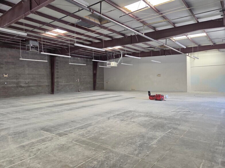 941 W Deer Valley Rd, Phoenix, AZ à louer - Photo de l’immeuble – Image 3 sur 15