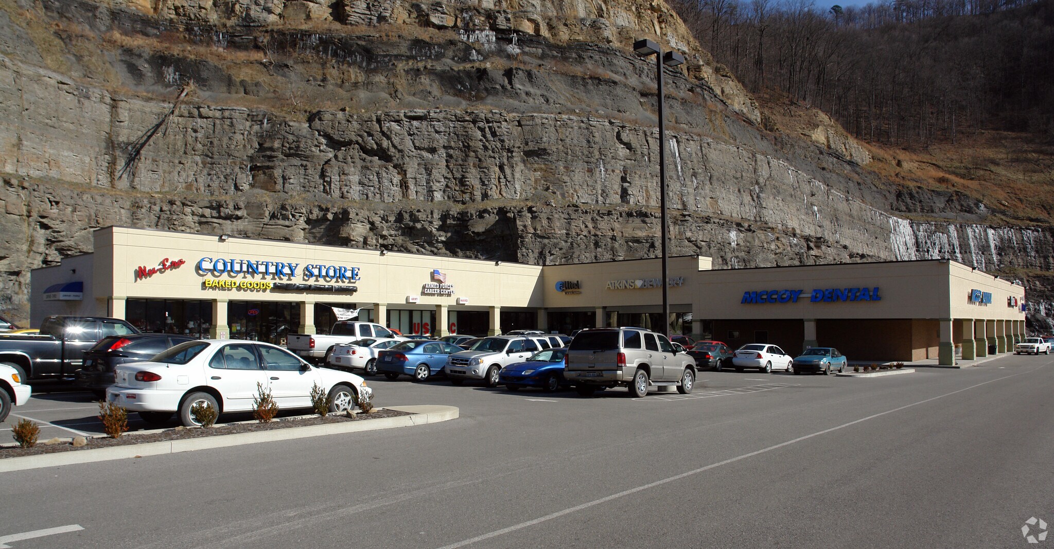 75-77 Norman Morgan Blvd, Logan, WV à louer Photo principale– Image 1 sur 13