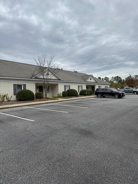 710 Cromwell Dr, Greenville, NC à louer - Photo principale – Image 1 sur 1
