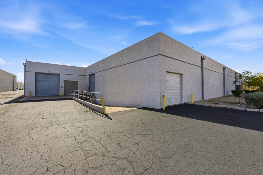 3745 E Wier Ave, Phoenix, AZ à louer - Photo de l’immeuble – Image 3 sur 40