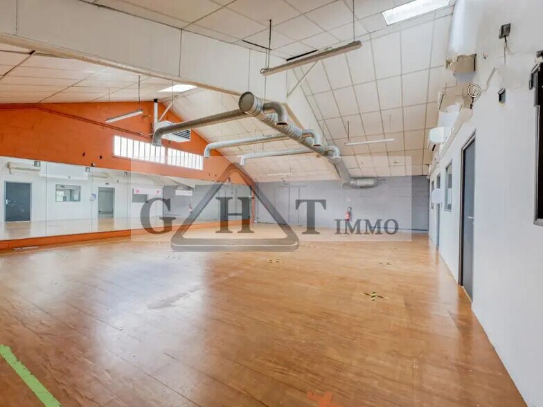 Industriel/Logistique dans Taverny à vendre - Photo de l’immeuble – Image 1 sur 7