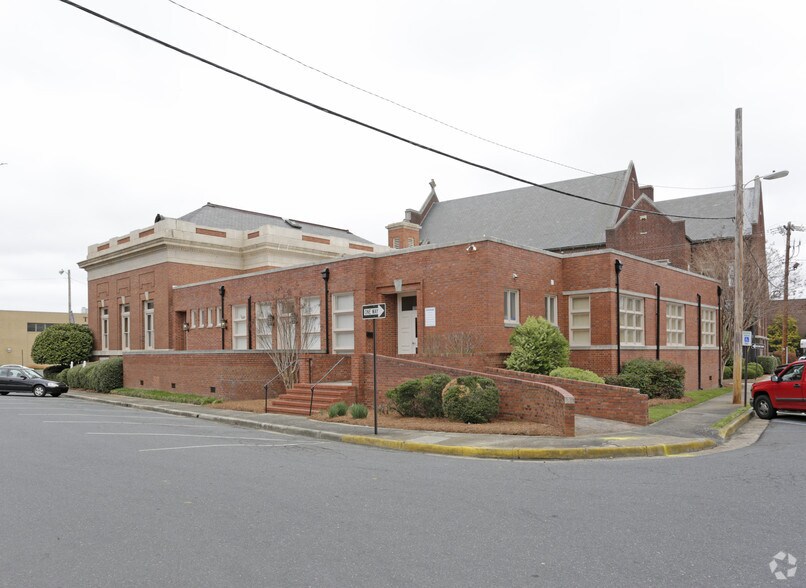 325 S Oakland Ave, Rock Hill, SC à louer - Photo de l’immeuble – Image 2 sur 6
