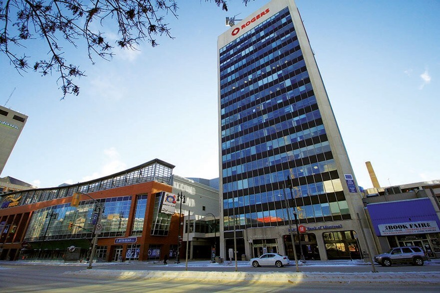 330 Portage Ave, Winnipeg, MB à louer - Photo de l’immeuble – Image 2 sur 13
