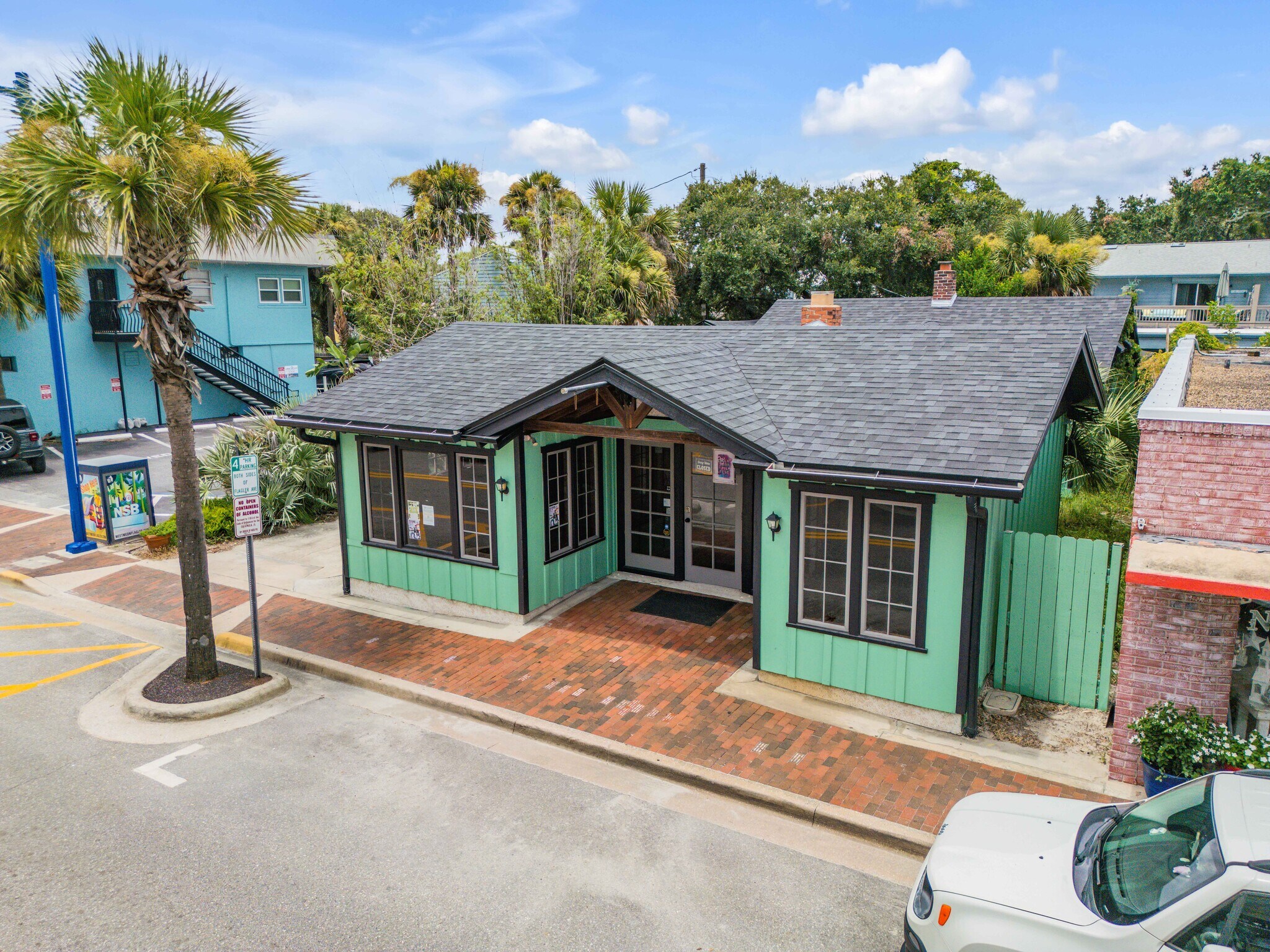 304 Flagler Ave, New Smyrna Beach, FL à vendre Photo de l’immeuble– Image 1 sur 59