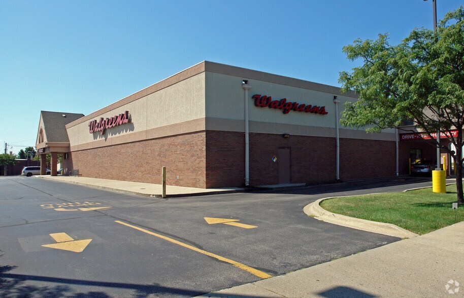2515 N Knoxville Ave, Peoria, IL à louer - Photo de l’immeuble – Image 2 sur 4