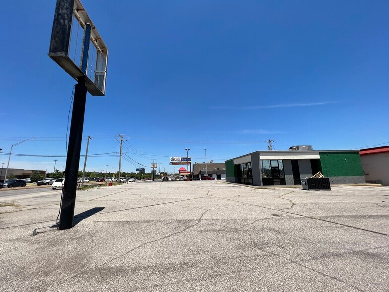 4000 N May Ave, Oklahoma City, OK à vendre - Photo principale – Image 1 sur 7