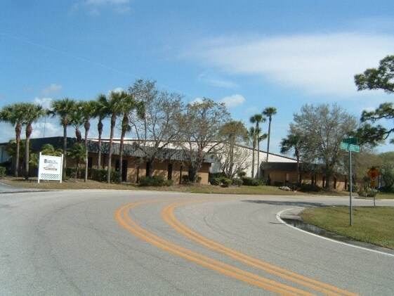 2205 Industrial Blvd, Sarasota, FL à louer Photo principale– Image 1 sur 17