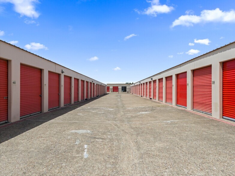 1920 N Interstate 35 E, Lancaster, TX à louer - Photo de l’immeuble – Image 2 sur 7
