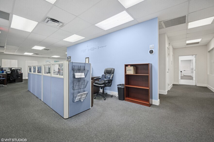 10405 NW 37th Ter, Doral, FL à vendre - Photo de l’immeuble – Image 3 sur 16