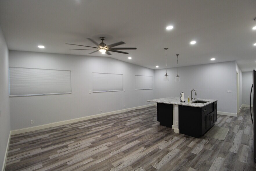 1662 Independence Blvd, Sarasota, FL à louer - Photo de l’immeuble – Image 2 sur 11