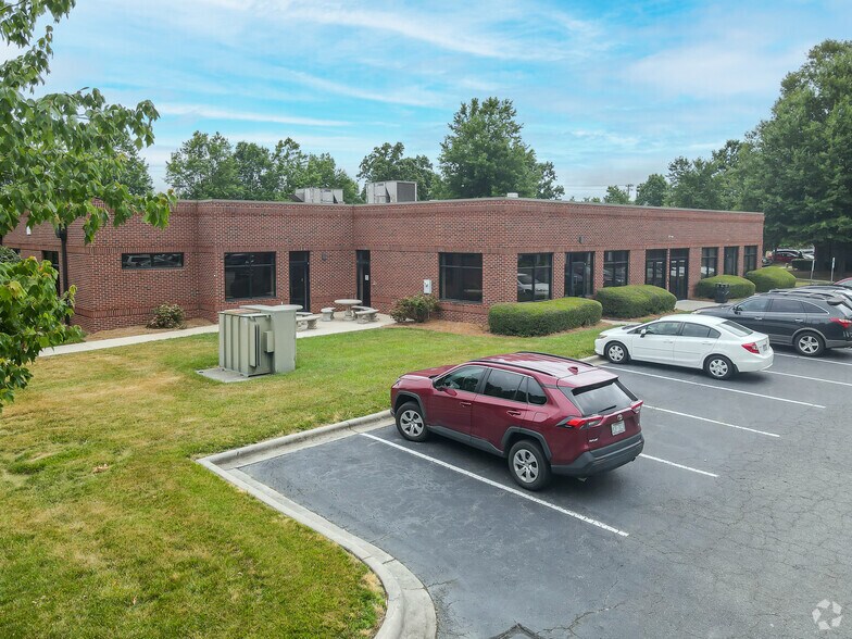 10320 Mallard Creek Rd, Charlotte, NC à louer - Photo de l’immeuble – Image 3 sur 17