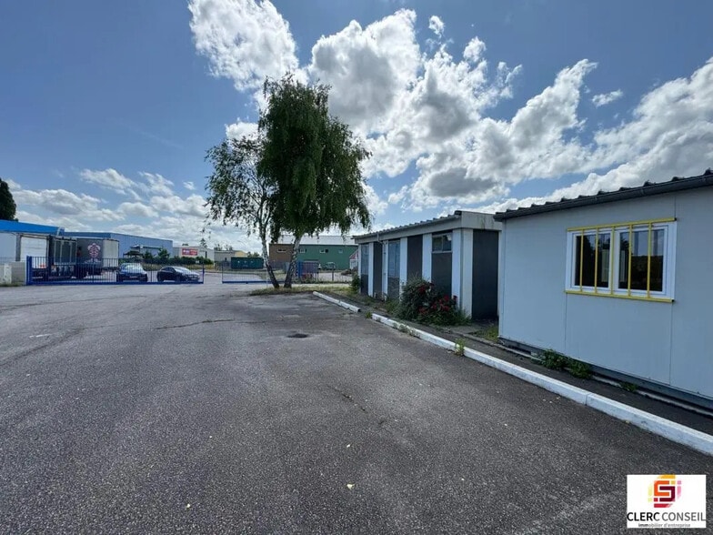Local d’activités dans Oissel à louer - Photo de l’immeuble – Image 2 sur 17