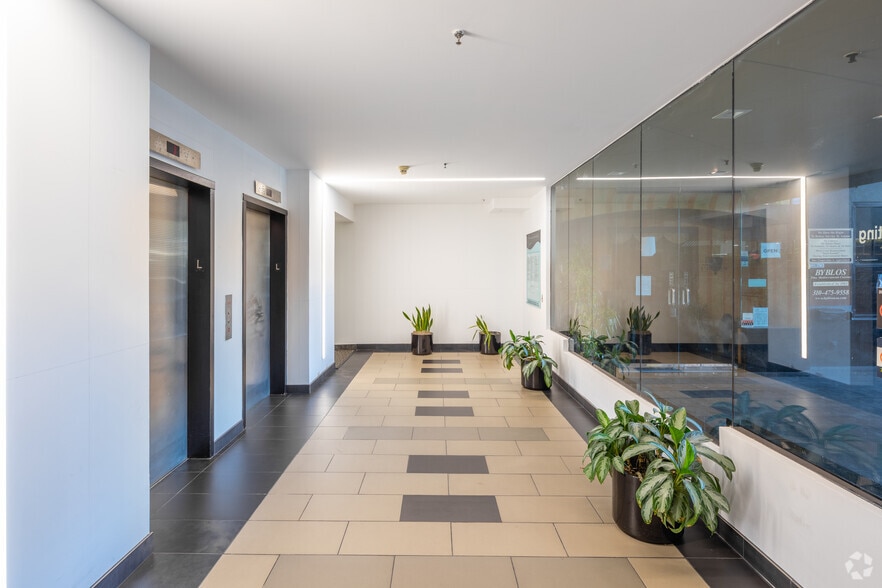 1964 Westwood Blvd, Los Angeles, CA à louer - Hall d’entrée – Image 3 sur 12