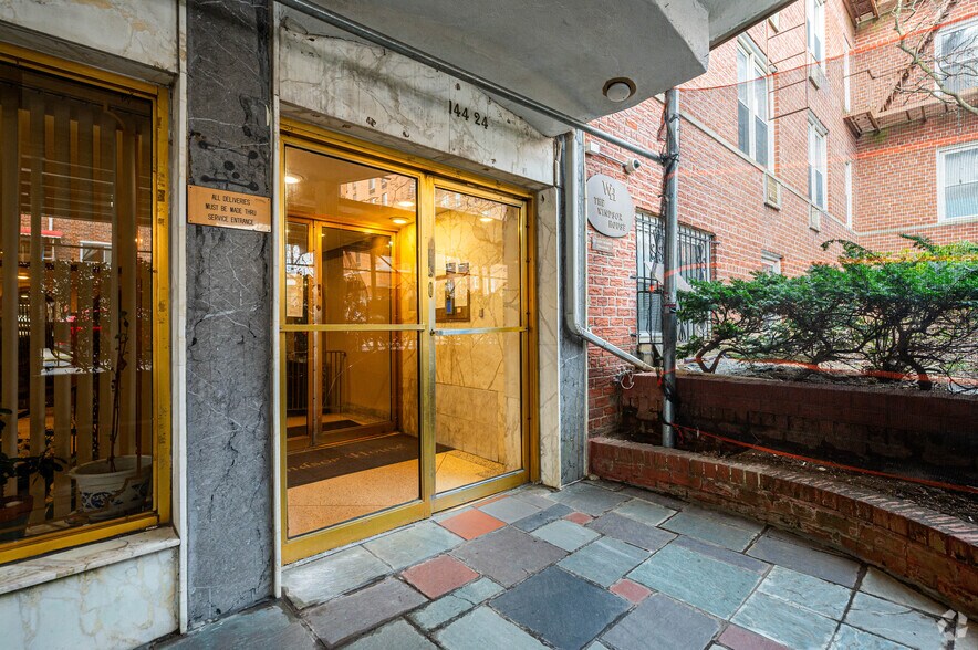 144-24 37th Ave, Flushing, NY à vendre - Photo de l’immeuble – Image 3 sur 7