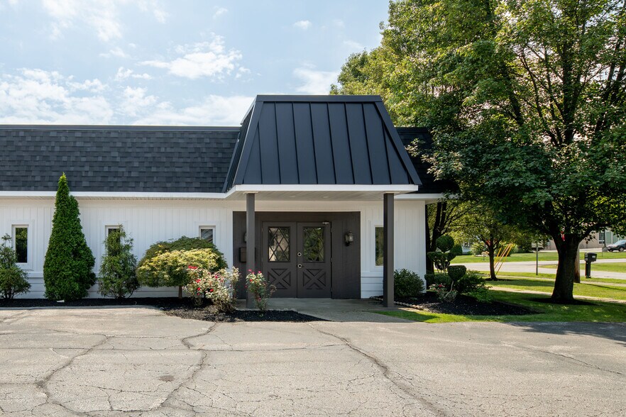141 E Aurora Rd, Northfield, OH à louer - Photo de l’immeuble – Image 3 sur 28
