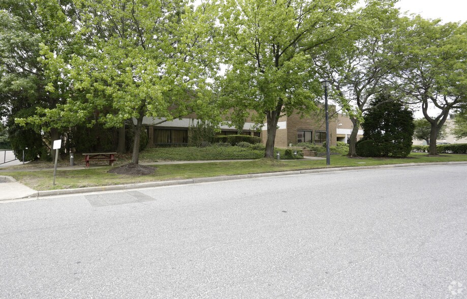 81 Executive Blvd, Farmingdale, NY à louer - Photo de l’immeuble – Image 2 sur 4