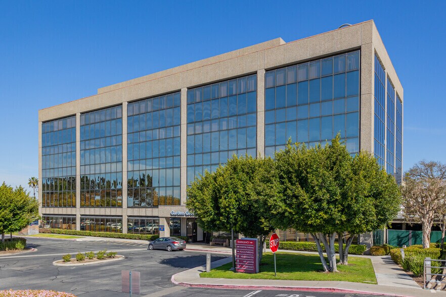12555 Garden Grove Blvd, Garden Grove, CA à louer - Photo de l’immeuble – Image 1 sur 7